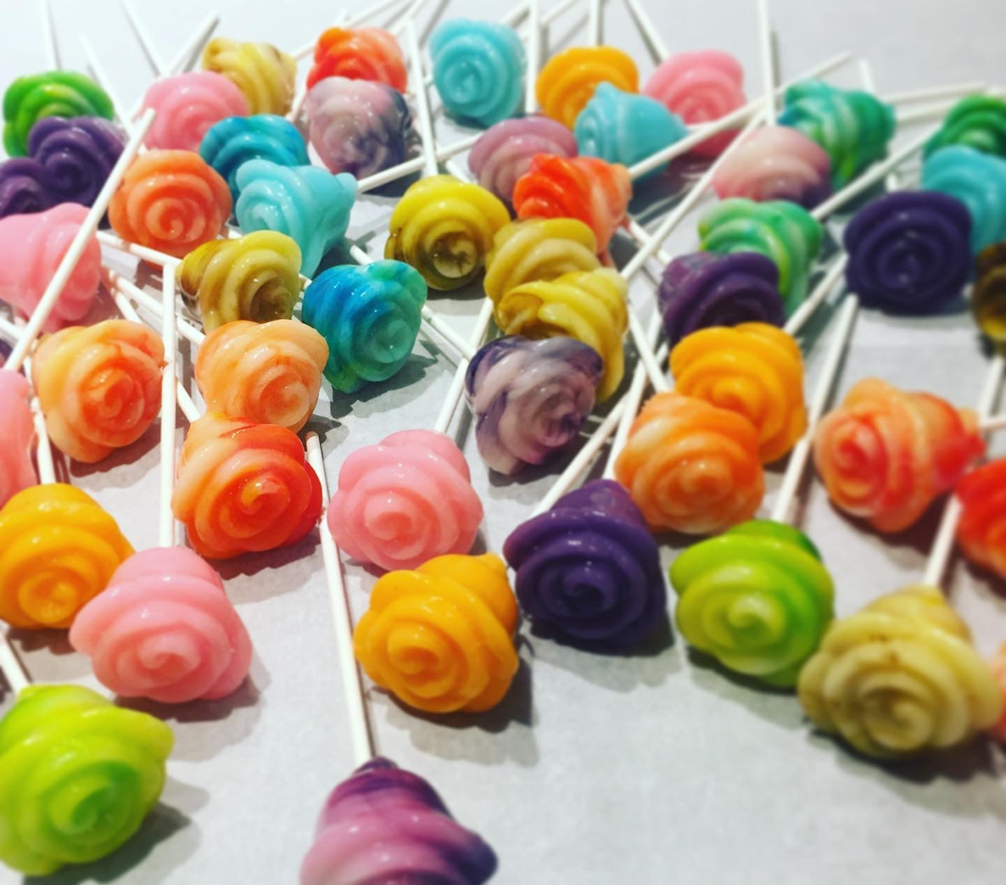 Rose Shaped Lollipops 6-piece set by I Want Candy!